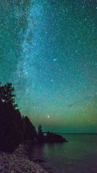 Vía Láctea y cielo estrellado a lo largo de la orilla del lago de la bahía de Georgia en — Foto de Stock