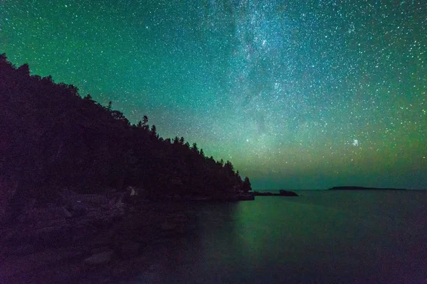 Vía Láctea y cielo estrellado a lo largo de la orilla del lago de la bahía de Georgia en — Foto de Stock