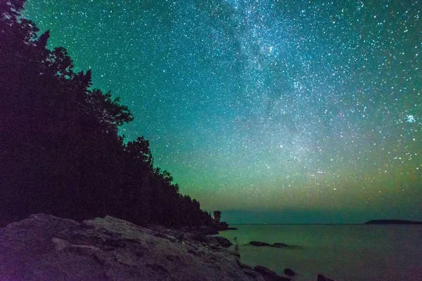 Vía Láctea y cielo estrellado a lo largo de la orilla del lago de la bahía de Georgia en — Foto de Stock