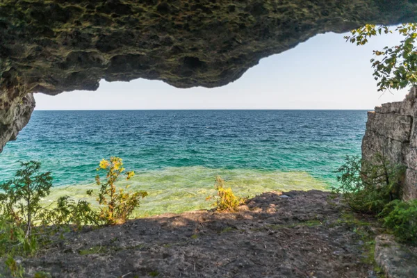 Vista del paisaje desde una cueva en la costa de la península de Bruce en jalá — Foto de Stock