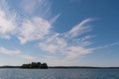 Göl Manitou Cirrus doğa ve manzara Manitoulin Isla üzerinde