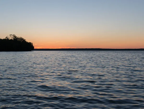 Sjön Manitou Strandlinjen Solnedgång Landskap Med Cederträd Och Orange Himlen — Stockfoto