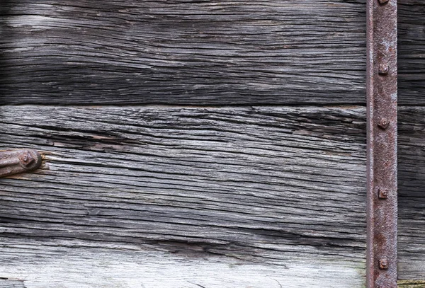 고민된 지저분한 회색 헛간 보드와 녹슨 하드웨어 — 스톡 사진