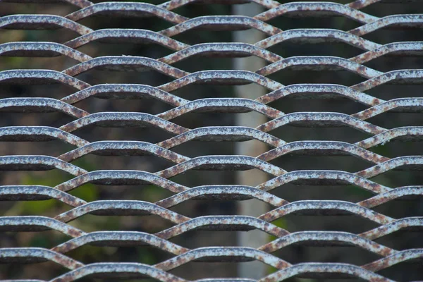 Grungy passerelle métallique industrielle altérée grille métallique géométrique w — Photo