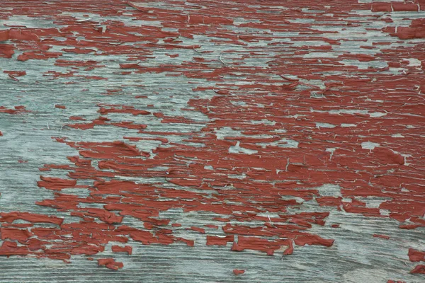 Weathered grungy pelar pintura roja en madera contrachapada gris viejo — Foto de Stock