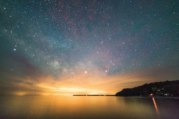 Vía Láctea y estrellas sobre el agua por la noche — Foto de Stock