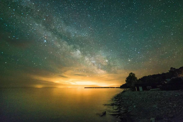 Vía Láctea y estrellas sobre el agua por la noche — Foto de Stock