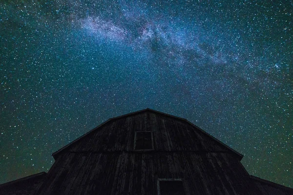 Old Barns con cielo nocturno estrellado con nubes y vía láctea — Foto de Stock