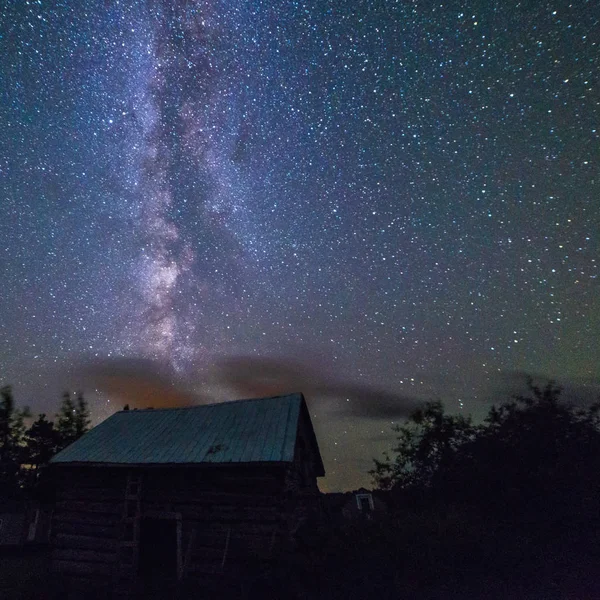 Old Barns con cielo nocturno estrellado con nubes y vía láctea — Foto de Stock