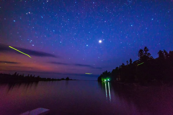 Reflexiones sobre el lago Hurón en la noche con luciérnagas — Foto de Stock