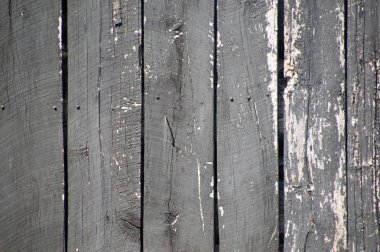 Eski bir ou kurullarında grungy yıpranmış dikey siyah boyalı ahır