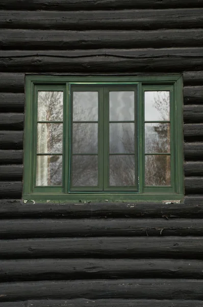 Vintage architektonischen Hintergrund schwarze Protokolle grünes Fenster — Stockfoto