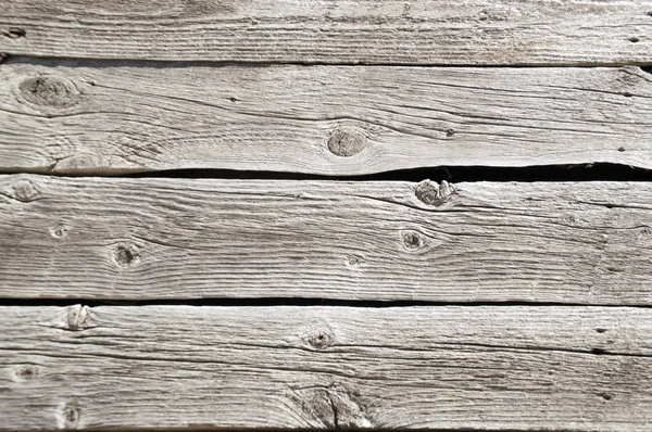 Grungy väderbitna horisontella omålade lada bräder på en gammal ourb — Stockfoto