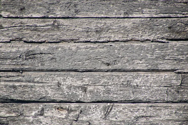 Grungy väderbitna horisontella svarta målade ladugården bräder på en gammal — Stockfoto