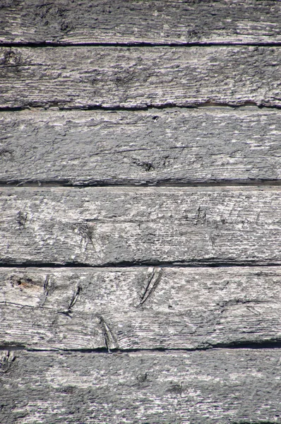 Grungy a altéré les planches horizontales peintes en noir sur une vieille grange — Photo