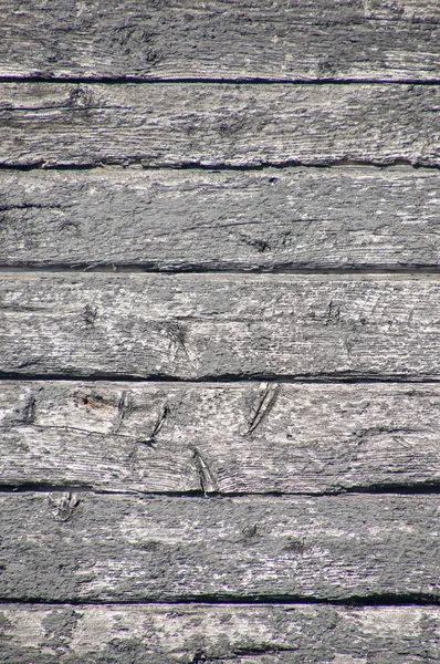 Grungy a altéré les planches horizontales peintes en noir sur une vieille grange — Photo