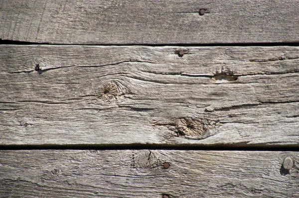 Grungy verweerde horizontale ongeverfd schuur platen op een oude ourb — Stockfoto