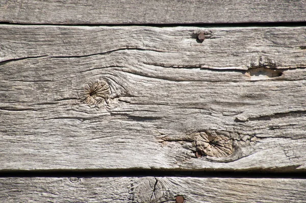 Grungy a altéré les planches horizontales non peintes de la grange sur un vieil ourb — Photo