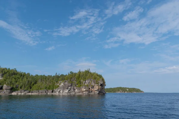 Niagara eğimli yüzey kireçtaşı kayalıklarla ve mavi göl huron kıyı parlak güzel manzara