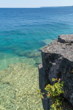 Parlak berrak su yeşil su Bruce Yarımadası üzerinde. Kristal berraklığında su kalker kayalar gösterir. Sedir ağaçları ve iğne yapraklılar.