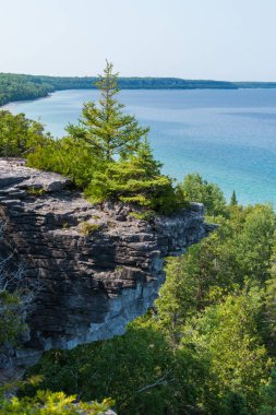 Niagara eğimli yüzey kireçtaşı kayalıklarla ve mavi göl huron kıyı parlak güzel manzara