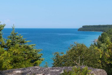Niagara eğimli yüzey kireçtaşı kayalıklarla ve mavi göl huron kıyı parlak güzel manzara