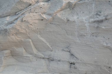 Closeup kalker kaya yüzüne yıpranmış tabakaları ve Jeoloji walpaper ve arka plan ayrıntılarını gösteren. Yatay yönlendirme