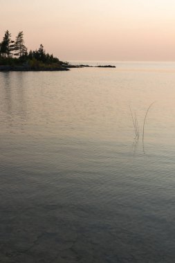 Çok güzel mavi gökyüzü ve su ve halen üzerine düşünceler tatlı su Gölü arka plan sakin. Tobermory, Bruce Yarımadası, Ontario, Kanada