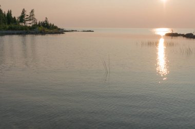 Çok güzel mavi gökyüzü ve su ve halen üzerine düşünceler tatlı su Gölü arka plan sakin. Tobermory, Bruce Yarımadası, Ontario, Kanada