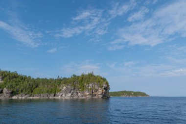 Niagara eğimli yüzey kireçtaşı kayalıklarla ve mavi göl huron kıyı parlak güzel manzara
