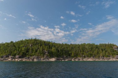 Niagara eğimli yüzey kireçtaşı kayalıklarla ve mavi göl huron kıyı parlak güzel manzara