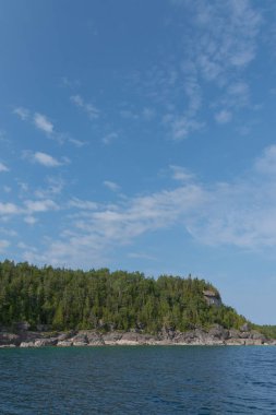 Niagara eğimli yüzey kireçtaşı kayalıklarla ve mavi göl huron kıyı parlak güzel manzara