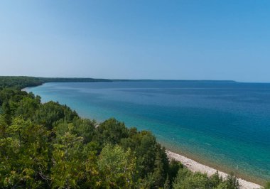 Niagara eğimli yüzey kireçtaşı kayalıklarla ve mavi göl huron kıyı parlak güzel manzara