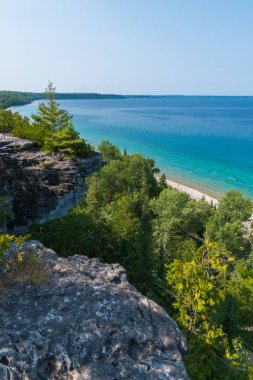 Niagara eğimli yüzey kireçtaşı kayalıklarla ve mavi göl huron kıyı parlak güzel manzara