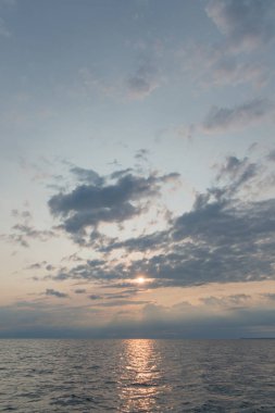 Çok güzel şafak bulutlar ve gündoğumu Gürcüce bay su kayalıklarla ve huysuz hissediyorum