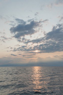 Çok güzel şafak bulutlar ve gündoğumu Gürcüce bay su kayalıklarla ve huysuz hissediyorum