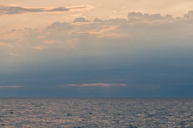 Çok güzel şafak bulutlar ve gündoğumu Gürcüce bay su kayalıklarla ve huysuz hissediyorum