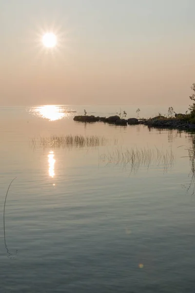 Peachy Blauwe Lucht Water Reflecties Een Nog Rustig Zoetwatermeer Achtergrond — Stockfoto