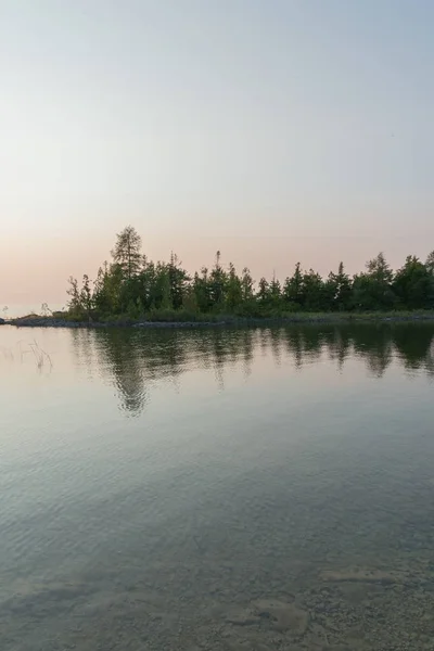 桃色的蓝天和水和倒影在平静的淡水湖背景 托伯莫里 布鲁斯半岛 安大略省 加拿大 — 图库照片