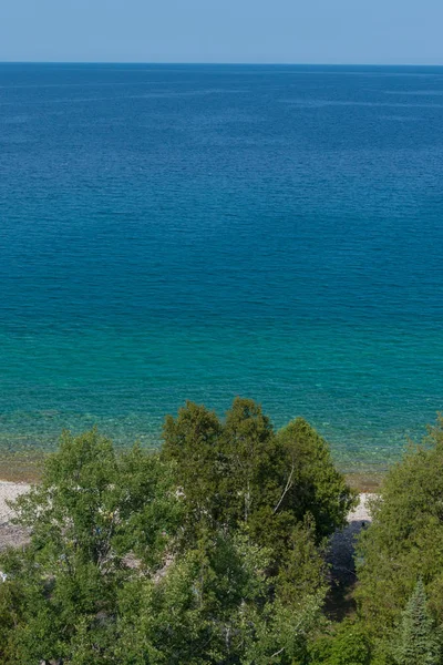 沿着蓝色的休伦湖岸边的尼亚加拉悬崖石灰岩悬崖的明亮美丽的风景 — 图库照片