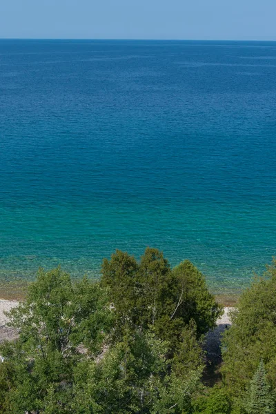 Heldere Mooie Landschap Van Niagara Escarpment Kalkstenen Kliffen Langs Blauwe — Stockfoto