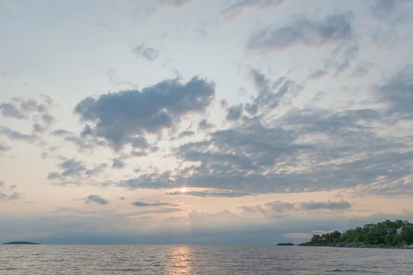 Gyönyörű Dawn Felhők Grúz Bay Víz Sziklák Hangulatos Érzi Napkelte — Stock Fotó