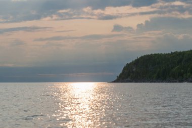 Çok güzel şafak bulutlar ve gündoğumu Gürcüce bay su kayalıklarla ve huysuz hissediyorum