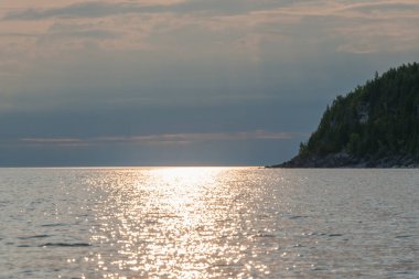 Çok güzel şafak bulutlar ve gündoğumu Gürcüce bay su kayalıklarla ve huysuz hissediyorum
