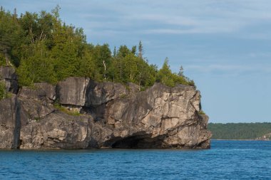 Niagara eğimli yüzey kireçtaşı kayalıklarla ve mavi göl huron kıyı parlak güzel manzara