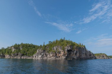 Niagara eğimli yüzey kireçtaşı kayalıklarla ve mavi göl huron kıyı parlak güzel manzara
