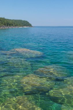 Parlak berrak su yeşil su Bruce Yarımadası üzerinde. Kristal berraklığında su büyük kalker kayalar ve cliff gösterir