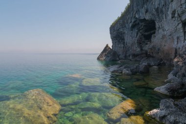 Parlak berrak su yeşil su Bruce Yarımadası üzerinde. Kristal berraklığında su büyük kalker kayalar ve cliff gösterir