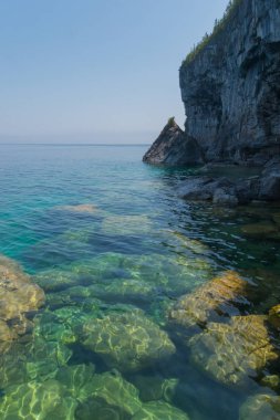 Parlak berrak su yeşil su Bruce Yarımadası üzerinde. Kristal berraklığında su büyük kalker kayalar ve cliff gösterir