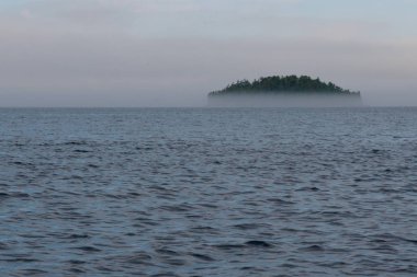 Küçük ada orta Adası erken sabah sis ve yağmur Bruce Yarımadası üzerinde gri